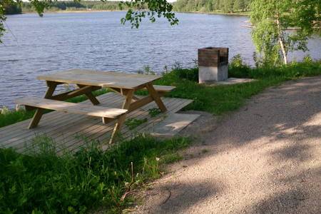 Mellan sjön och campingplatsen ligger grillplatsen